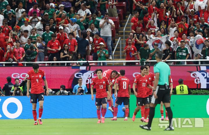 [사포판(멕시코)=뉴시스] 김명년 기자 = 11일(현지 시간) 멕시코 과달라하라 스타디움에서 열린 2026 북중미 월드컵 조별리그 A조 대한민국과 체코의 경기에서 대한민국 오현규의 추가골에 선수들이 기뻐하고 있다. 2026.06.12. kmn@newsis.com
