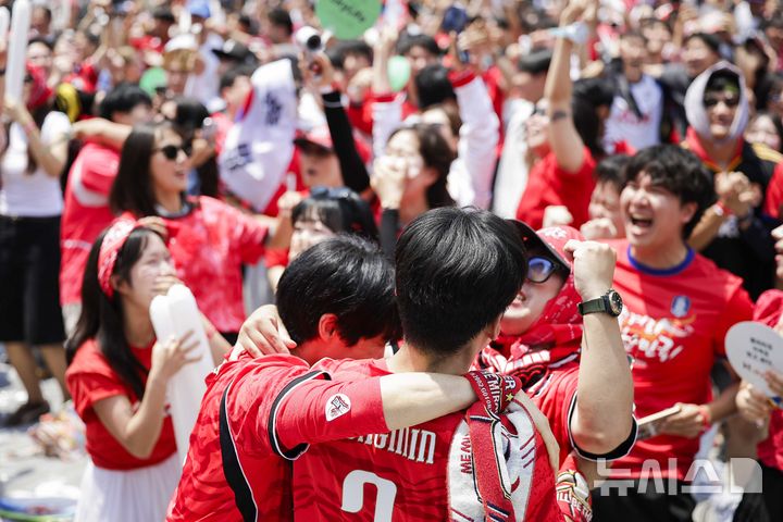 [서울=뉴시스] 정병혁 기자 = 2026 북중미 월드컵 조별리그 A조 1차전 대한민국과 체코의 경기가 열린 12일 서울 종로구 광화문광장에서 시민들이 득점하자 기뻐하고 있다. 2026.06.12. jhope@newsis.com