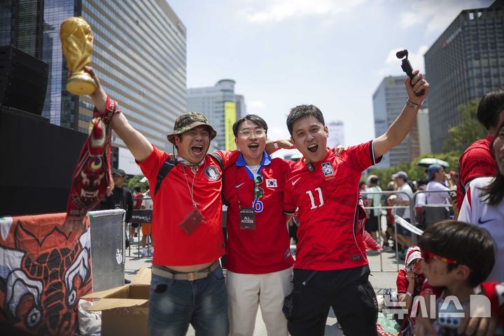 [서울=뉴시스] 정병혁 기자 = 2026 북중미 월드컵 조별리그 A조 1차전 대한민국과 체코의 경기에서 대한민국이 2-1로 체코를 이긴 가운데 12일 서울 종로구 광화문광장에서 시민들이 기뻐하고 있다. 2026.06.12. jhope@newsis.com