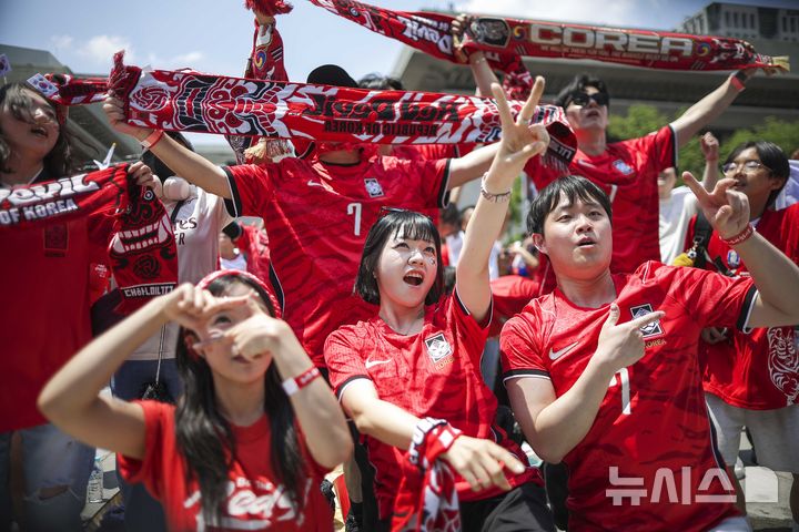 [서울=뉴시스] 정병혁 기자 = 2026 북중미 월드컵 조별리그 A조 1차전 대한민국과 체코의 경기에서 대한민국이 2-1로 체코를 이긴 가운데 12일 서울 종로구 광화문광장에서 시민들이 기뻐하고 있다. 2026.06.12. jhope@newsis.com