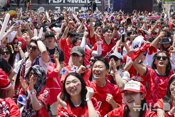 [서울=뉴시스] 정병혁 기자 = 2026 북중미 월드컵 조별리그 A조 1차전 대한민국과 체코의 경기에서 대한민국이 2-1로 체코를 이긴 가운데 12일 서울 종로구 광화문광장에서 시민들이 기뻐하고 있다. 2026.06.12. jhope@newsis.com