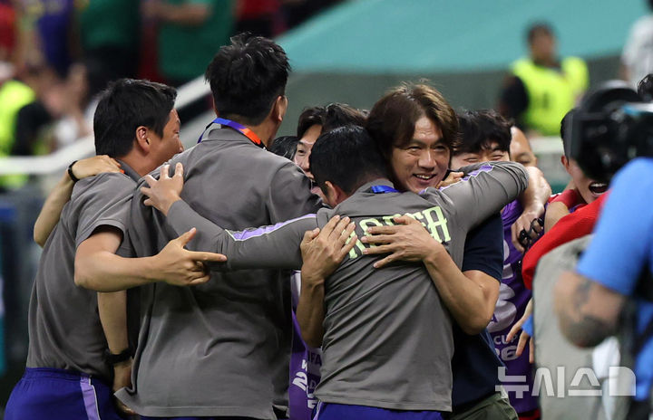 [사포판(멕시코)=뉴시스] 전신 기자 = 11일(현지 시간) 멕시코 과달라하라 스타디움에서 열린 2026 북중미 월드컵 조별리그 A조 대한민국과 체코의 경기에서 승리한 홍명보 감독이 기뻐하고 있다. 한국이 2-1로 승리했다. 2026.06.12. photo1006@newsis.com