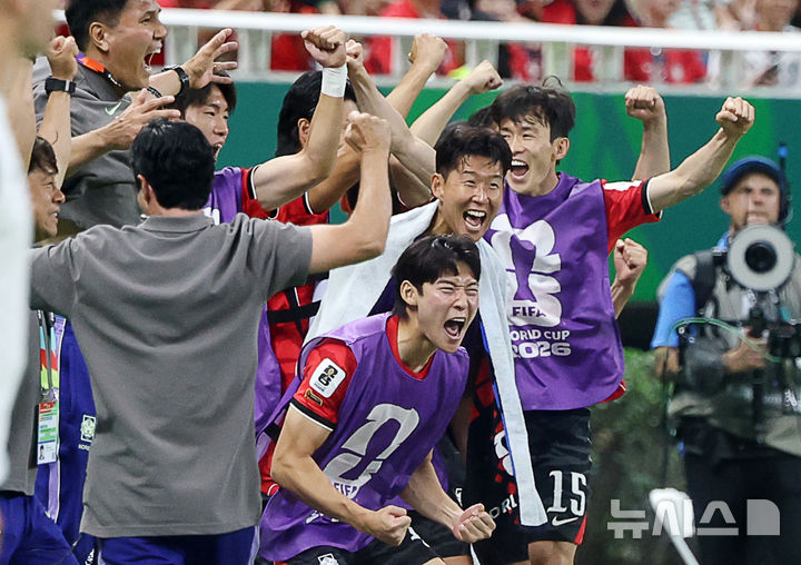[사포판(멕시코)=뉴시스] 김명년 기자 = 11일(현지 시간) 멕시코 과달라하라 스타디움에서 열린 2026 북중미 월드컵 조별리그 A조 대한민국과 체코의 경기, 2-1로 승리한 한국 대표팀 선수들이 기뻐하고 있다. 2026.06.12. kmn@newsis.com