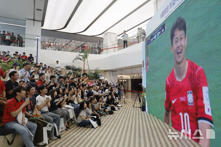 [서울=뉴시스] 김혜진 기자 = 2026 북중미 월드컵 조별리그 A조 1차전 대한민국과 체코의 경기가 열린 12일 서울 강남구 스타필드 코엑스몰에서 시민들이 대형 스크린으로 중계방송을 지켜보며 응원하고 있다. 2026.06.12. jini@newsis.com