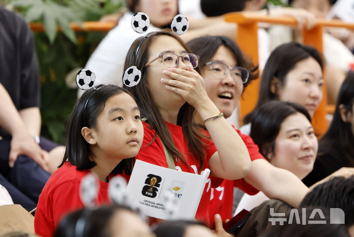 [서울=뉴시스] 김혜진 기자 = 2026 북중미 월드컵 조별리그 A조 1차전 대한민국과 체코의 경기가 열린 12일 서울 강남구 스타필드 코엑스몰에서 시민들이 대형 스크린으로 중계방송을 지켜보며 응원하고 있다. 2026.06.12. jini@newsis.com
