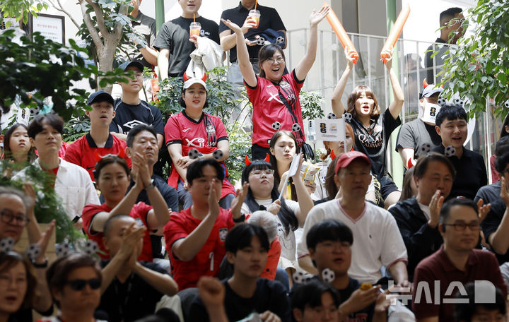 [서울=뉴시스] 김혜진 기자 = 2026 북중미 월드컵 조별리그 A조 1차전 대한민국과 체코의 경기가 열린 12일 서울 강남구 스타필드 코엑스몰에서 시민들이 대형 스크린으로 중계방송을 지켜보며 응원하고 있다. 2026.06.12. jini@newsis.com