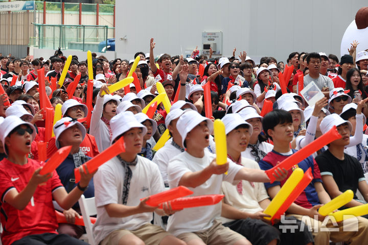 [서울=뉴시스] 고승민 기자 = 2026 피파 북중미월드컵 예선A조 대한민국 대 체코 경기가 열린 12일 서울 여의도 한국투자증권 앞에서 시민들이 대형 모니터를 보며 축구 경기를 즐기고 있다. 2026.06.12. kkssmm99@newsis.com