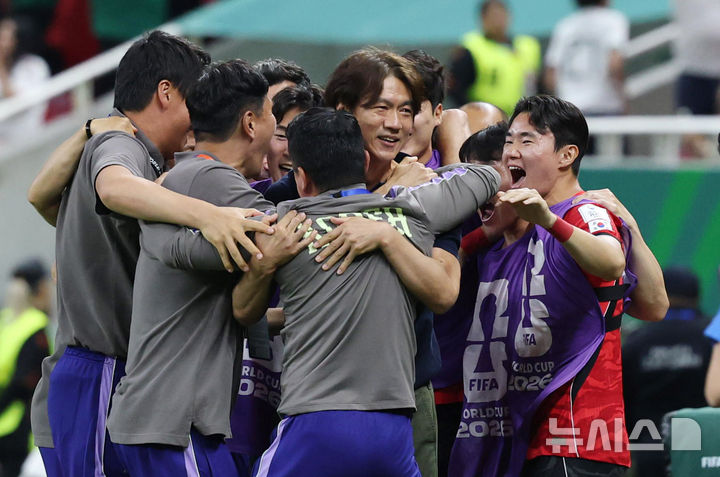 [사포판(멕시코)=뉴시스] 전신 기자 = 11일(현지 시간) 멕시코 과달라하라 스타디움에서 열린 2026 북중미 월드컵 조별리그 A조 대한민국과 체코의 경기에서 2-1 승리한 대한민국 홍명보 감독이 기뻐하고 있다. 2026.06.12. photo1006@newsis.com