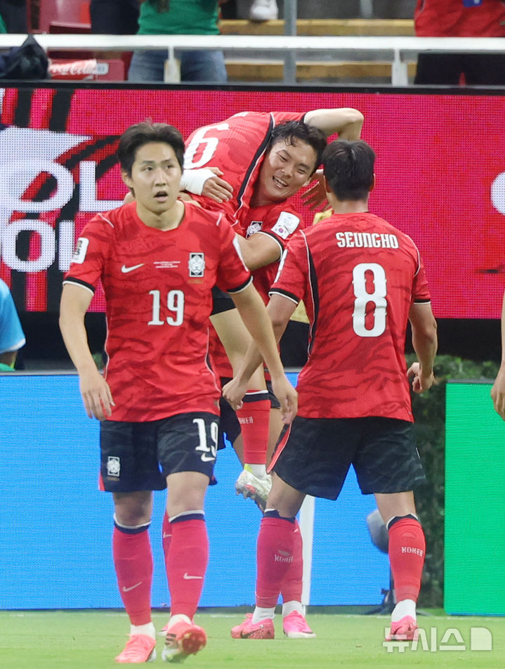 [사포판(멕시코)=뉴시스] 김명년 기자 = 11일(현지 시간) 멕시코 과달라하라 스타디움에서 열린 2026 북중미 월드컵 조별리그 A조 대한민국과 체코의 경기, 역전골을 넣은 오현규가 선수들과 기뻐하고 있다. 2026.06.12. kmn@newsis.com