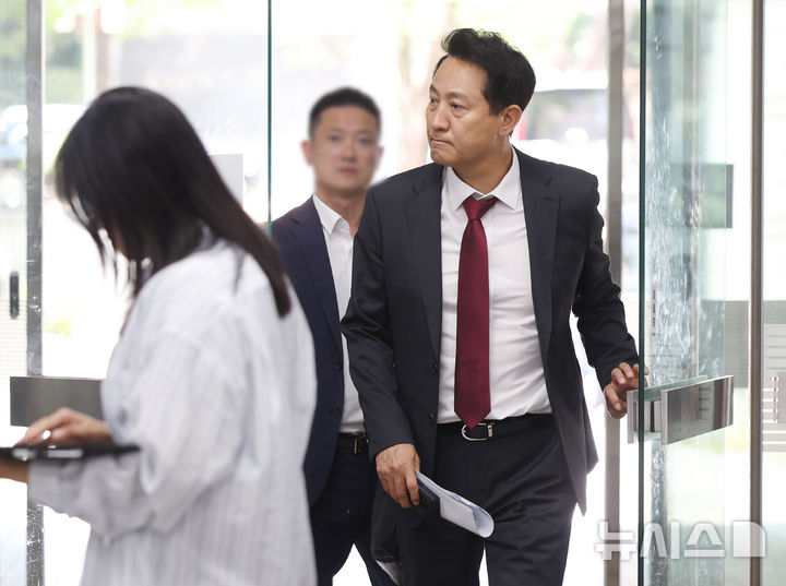 [서울=뉴시스] 김진아 기자 = 오세훈 서울시장이 12일 오후 서울 서초구 서울중앙지방법원에서 열린 여론조사비 대납 의혹 관련 9차 공판에 출석하고 있다. 2026.06.12. bluesoda@newsis.com