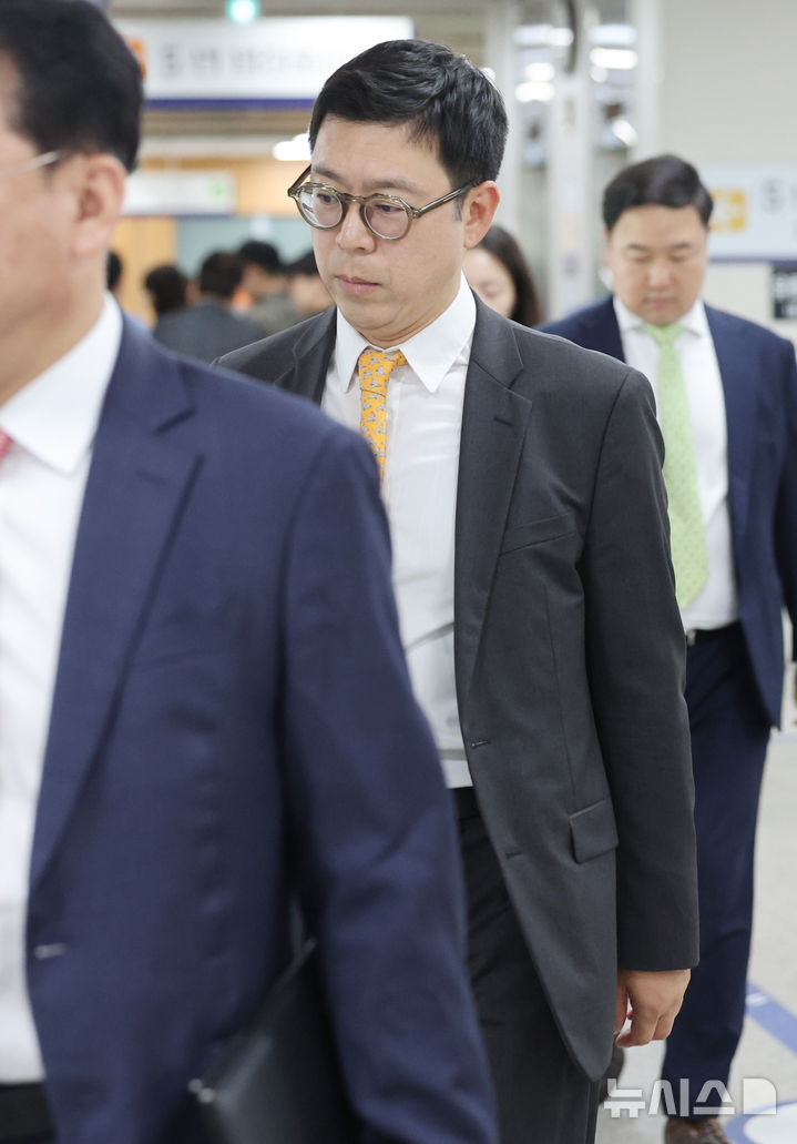 '집사게이트' 연루 의혹 민경민 대표 공판 출석 - 뉴스 썸네일 이미지