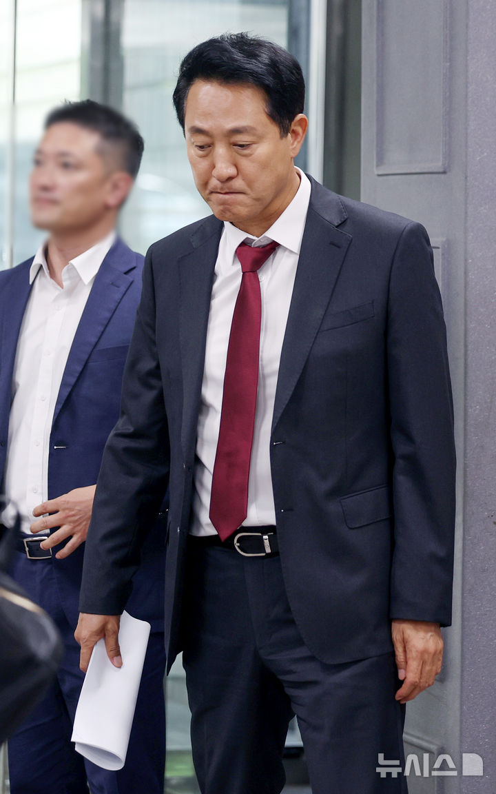 [서울=뉴시스] 김진아 기자 = 오세훈 서울시장이 12일 오후 서울 서초구 서울중앙지방법원에서 열린 여론조사비 대납 의혹 관련 9차 공판에 출석하고 있다. 2026.06.12. bluesoda@newsis.com