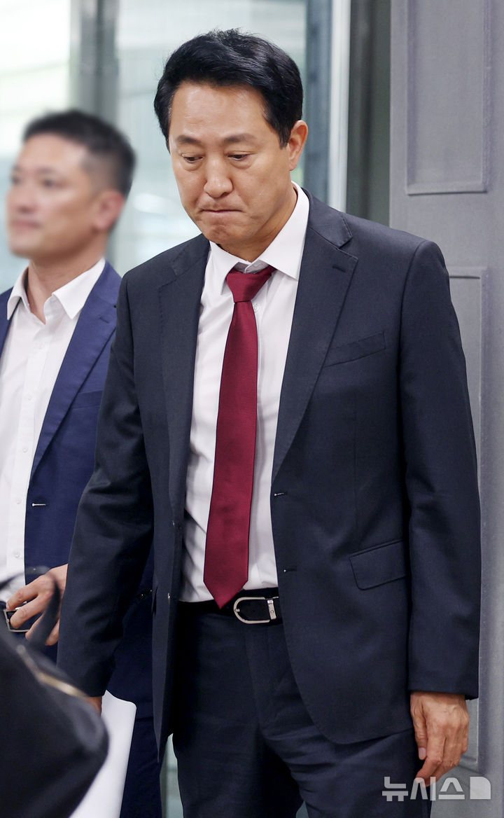 [서울=뉴시스] 김진아 기자 = 오세훈 서울시장이 12일 오후 서울 서초구 서울중앙지방법원에서 열린 여론조사비 대납 의혹 관련 9차 공판에 출석하고 있다. 2026.06.12. bluesoda@newsis.com