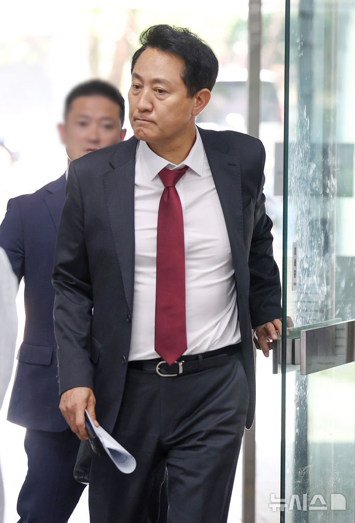 [서울=뉴시스] 김진아 기자 = 오세훈 서울시장이 12일 오후 서울 서초구 서울중앙지방법원에서 열린 여론조사비 대납 의혹 관련 9차 공판에 출석하고 있다. 2026.06.12. bluesoda@newsis.com