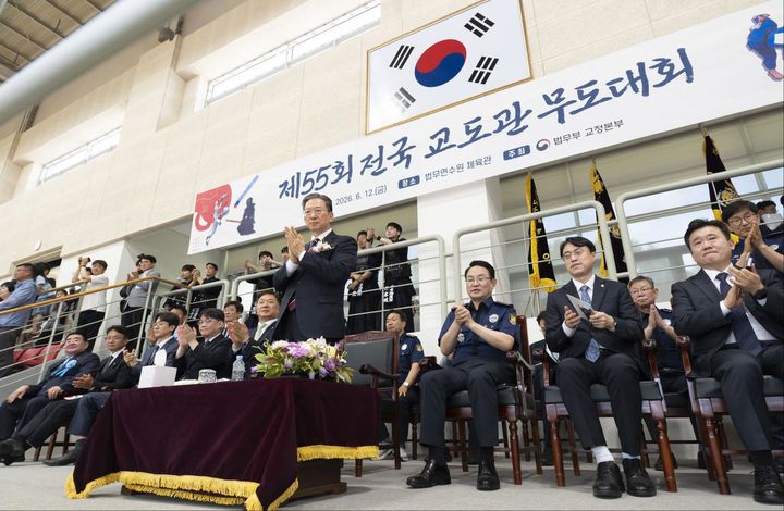 [서울=뉴시스] 정성호 법무부 장관이 12일 충북 진천군 법무연수원에서 열린 제55회 전국 교도관 무도대회에 참석해 박수를 치고 있다. (사진=법무부 제공) 2026.06.12. photo@newsis.com *재판매 및 DB 금지