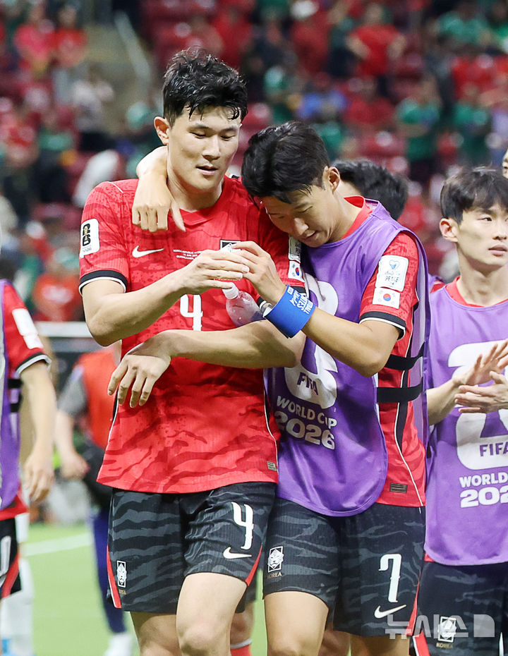 [사포판(멕시코)=뉴시스] 김명년 기자 = 11일(현지 시간) 멕시코 과달라하라 스타디움에서 열린 2026 북중미 월드컵 조별리그 A조 대한민국과 체코의 경기 2-1로 승리한 대한민국 손흥민이 김민재에게 기대고 있다. 2026.06.12. kmn@newsis.com