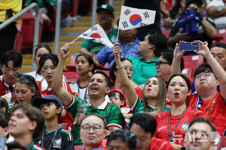 [사포판(멕시코)=뉴시스] 김명년 기자 = 11일(현지 시간) 멕시코 과달라하라 스타디움에서 열린 2026 북중미 월드컵 조별리그 A조 대한민국과 체코의 경기 시작 전 멕시코 축구팬이 태극기를 흔들고 있다. 2026.06.12. kmn@newsis.com