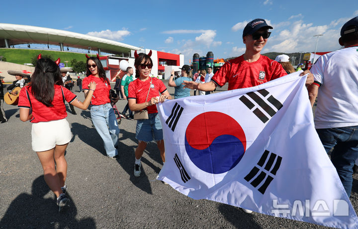 [사포판(멕시코)=뉴시스] 김명년 기자 = 11일(현지 시간) 멕시코 과달라하라 스타디움에서 열린 2026 북중미 월드컵 조별리그 A조 대한민국과 체코의 경기 시작 전 한국인 축구팬들이 태극기를 들고 춤을 추고 있다. 2026.06.12. kmn@newsis.com