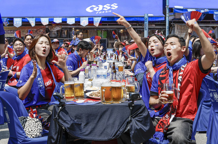 [서울=뉴시스] FIFA 월드컵 2026 공식 스폰서 카스가 12일 서울 중구 달맞이광장바베큐 을지로 본점에서 축구국가대표팀의 체코전 경기에 맞춰 운영한 '카스 뷰잉펍'을 찾은 방문객들이 경기를 관람하고 있다. (사진=카스 제공) 2026.06.12. photo@newsis.com *재판매 및 DB 금지