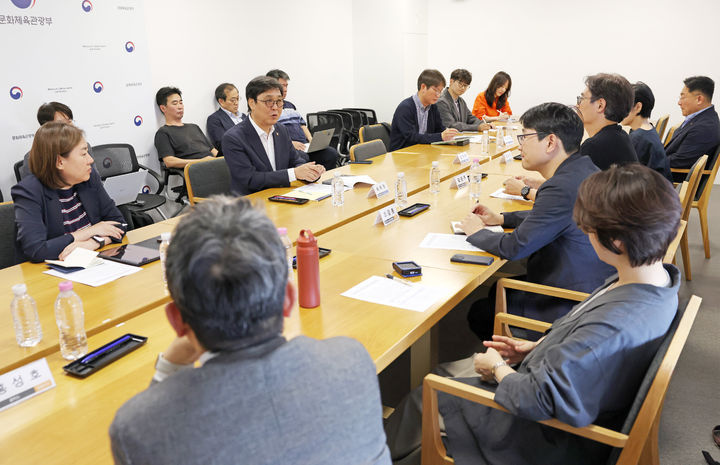 [서울=뉴시스] 이영환 기자 = 최휘영 문화체육관광부 장관이 12일 서울 종로구 국립현대미술관 서울관에서 열린 문화예술정책자문위원회 제3차 애니메이션 분과 회의에서 위원들과 애니메이션 산업 주요 현안과 향후 정책 방향을 논의하고 있다. (사진=문화체육관광부 제공) 2026.06.12. photo@newsis.com *재판매 및 DB 금지