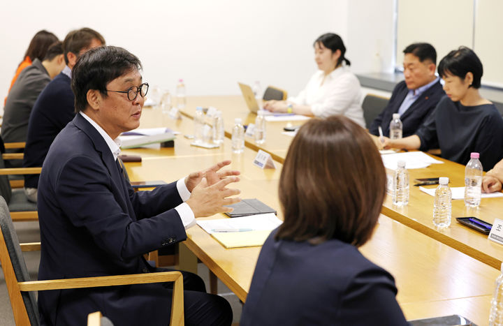[서울=뉴시스] 이영환 기자 = 최휘영 문화체육관광부 장관이 12일 서울 종로구 국립현대미술관 서울관에서 열린 문화예술정책자문위원회 제3차 애니메이션 분과 회의에서 위원들과 애니메이션 산업 주요 현안과 향후 정책 방향을 논의하고 있다. (사진=문화체육관광부 제공) 2026.06.12. photo@newsis.com *재판매 및 DB 금지