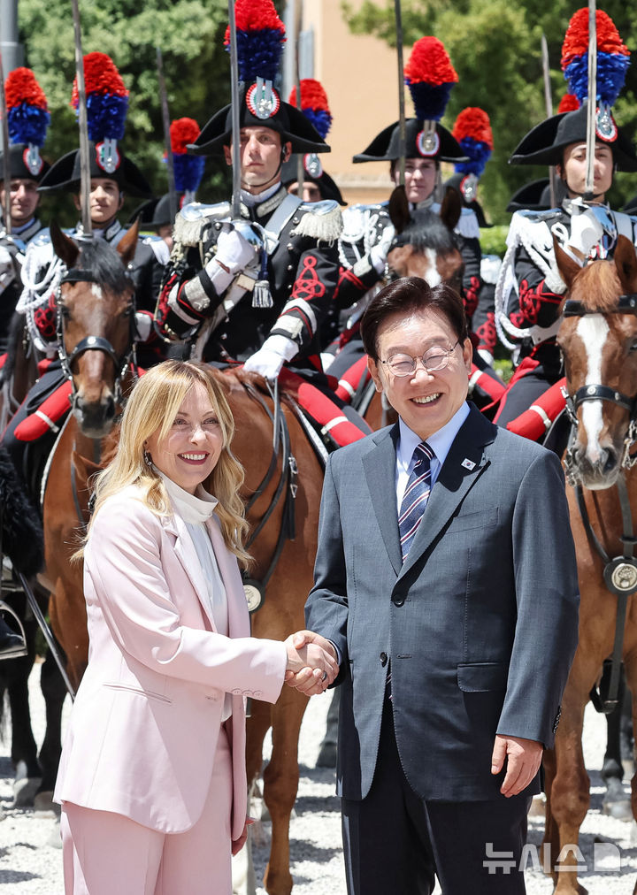 [로마=뉴시스] 최동준 기자 = G7 정상회의 참석 계기 이탈리아를 국빈 방문 중인 이재명 대통령이 12일(현지 시간) 로마 영빈관에서 열린 환영식에서 조르자 멜로니 총리와 악수하고 있다. 2026.06.12. photocdj@newsis.com