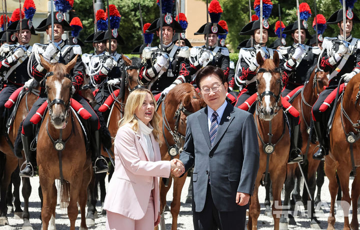 [로마=뉴시스] 최동준 기자 = G7 정상회의 참석 계기 이탈리아를 국빈 방문 중인 이재명 대통령이 12일(현지 시간) 로마 영빈관에서 열린 환영식에서 조르자 멜로니 총리와 악수하고 있다. 2026.06.12. photocdj@newsis.com