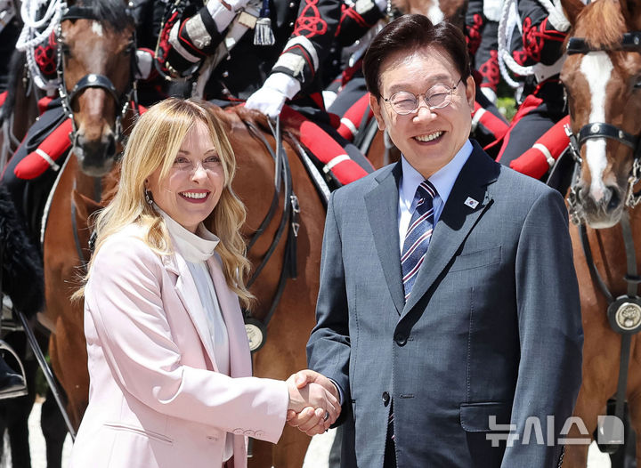 [로마=뉴시스] 최동준 기자 = G7 정상회의 참석 계기 이탈리아를 국빈 방문 중인 이재명 대통령이 12일(현지 시간) 로마 영빈관에서 열린 환영식에서 조르자 멜로니 총리와 악수하고 있다. 2026.06.12. photocdj@newsis.com
