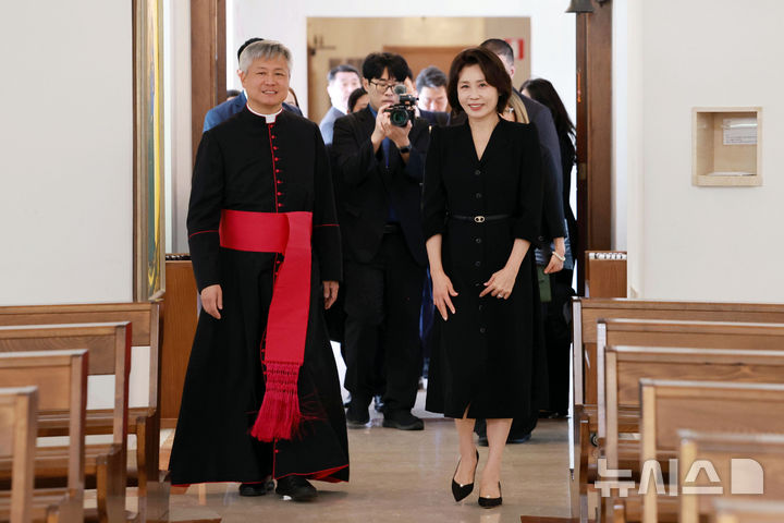 [로마=뉴시스] 최동준 기자 = 김혜경 여사가 12일(현지 시간) 이탈리아 로마 한인신학원에서 열린 2027 서울 세계청년대회 관련 사제들과의 만남에 입장하고 있다. 2026.06.12. photocdj@newsis.com