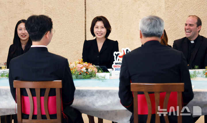 [로마=뉴시스] 최동준 기자 = 김혜경 여사가 12일(현지 시간) 이탈리아 로마 한인신학원에서 열린 2027 서울 세계청년대회 관련 사제들과의 만남에서 참석자들과 대화하고 있다. 2026.06.12. photocdj@newsis.com