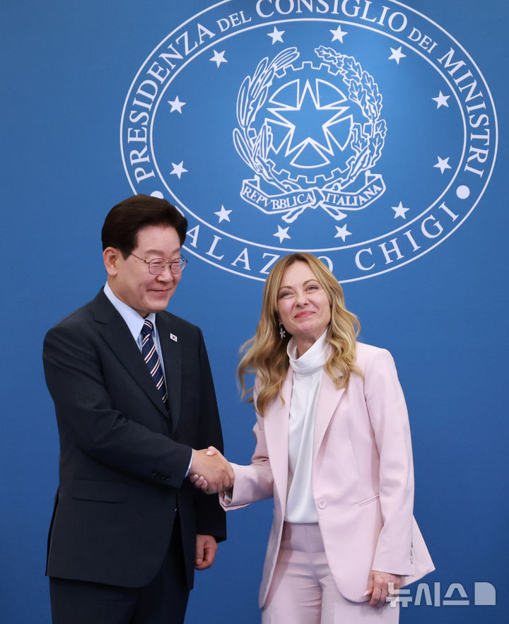[로마=뉴시스] 최동준 기자 = 이재명 대통령과 조르자 멜로니 이탈리아 총리가 12일(현지 시간) 이탈리아 로마 영빈관에서 열린 MOU 체결식에서 악수하고 있다. 2026.06.12. photocdj@newsis.com