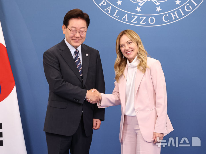 [로마=뉴시스] 최동준 기자 = 이재명 대통령과 조르자 멜로니 이탈리아 총리가 12일(현지 시간) 이탈리아 로마 영빈관에서 열린 MOU 체결식에서 악수하고 있다. 2026.06.12. photocdj@newsis.com