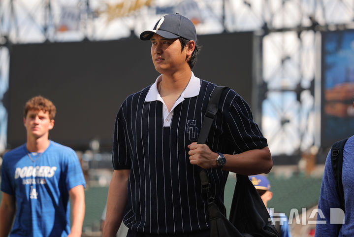 [시카고=AP/뉴시스] LA 다저스의 오타니 쇼헤이가 13일(한국 시간) 미국 일리노이주 시카고의 레이트필드에서 열리는 2026 메이저리그(MLB) 시카고 화이트삭스와의 경기를 앞두고 경기장에 출근하고 있다. 2026.06.13