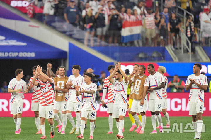 [잉글우드=AP/뉴시스] 미국(15위) 축구 국가대표팀이 12일(현지 시간) 미 캘리포니아주 로스앤젤레스 인근 잉글우드 소파이 스타디움에서 열린 2026 국제축구연맹(FIFA) 북중미 월드컵 조별리그 D조 1차전에서 파라과이(42위)를 4-1로 꺾은 후 팬들에게 인사하고 있다. 2026.06.13.