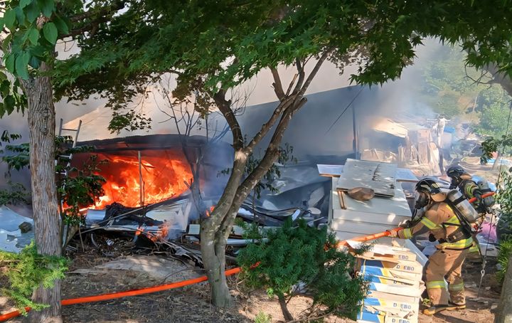 [안동=뉴시스] 안동시 도산면 태자리 한 단독주택에서 발생한 화재를 진화하고 있다. (사진=경북소방본부 제공) 2026.06.13. photo@newsis.com *재판매 및 DB 금지