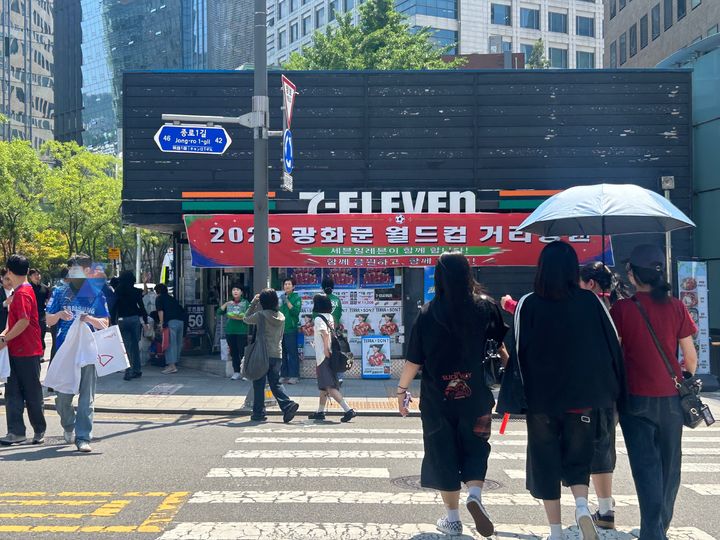 세븐일레븐도 광화문 인근 10개 매장 오전 9시부터 오후 2시까지 매출이 전주 같은 요일 대비 318% 올랐다.(사진=세븐일레븐 제공) *재판매 및 DB 금지 *재판매 및 DB 금지
