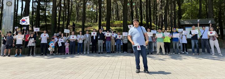 [수원=뉴시스] 양효원기자 = 13일 오전 10시께 경기 수원시 권선구 올림픽공원에 시민들이 모여 6·3 지방선거 투표 용지 부족 사태 관련 '재선거'를 주장하고 있다. 2026.6.13. hyo@newsis.com *재판매 및 DB 금지