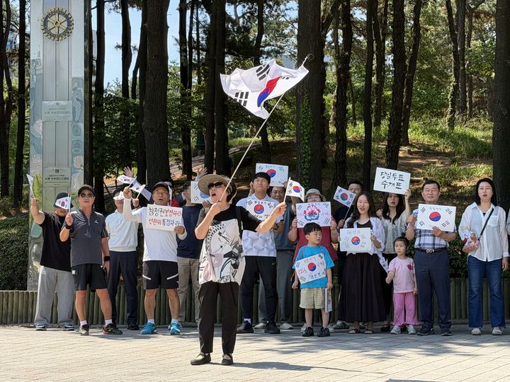 [수원=뉴시스] 양효원기자 = 13일 오전 10시께 경기 수원시 권선구 올림픽공원에 시민들이 모여 6·3 지방선거 투표 용지 부족 사태 관련 '재선거'를 주장하고 있다. 2026.6.13. hyo@newsis.com *재판매 및 DB 금지