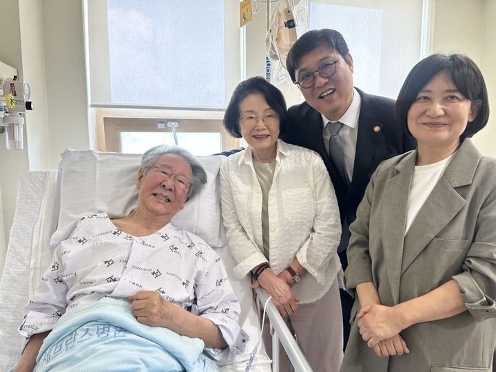 최휘영 문화체육관광부 장관이 입원 중인 배우 최불암을 찾았다. (사진=최휘영 장관 인스타그램 캡처) *재판매 및 DB 금지
