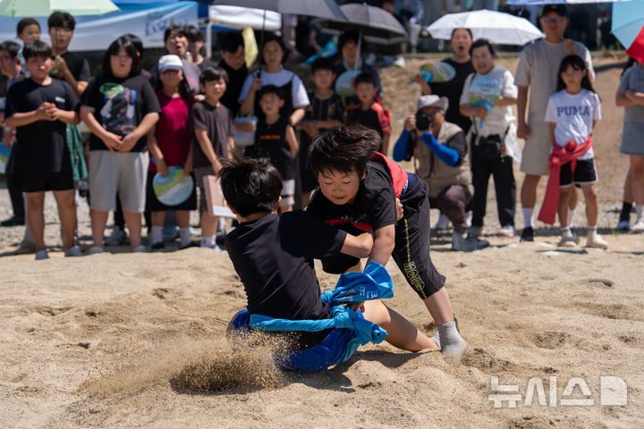 [증평=뉴시스] 13일 충북 증평민속체험박물관에서 열린 증평장뜰들노래축제의 어린이 씨름왕 선발대회에서 참가자들이 승부를 펼치고 있다. (사진= 증평군 제공) 2026.06.13. photo@newsis.com *재판매 및 DB 금지