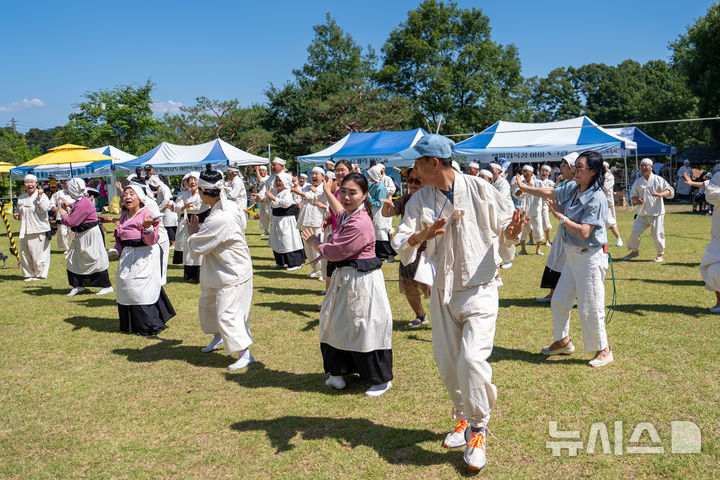 [증평=뉴시스] 13일 충북 증평민속체험박물관에 열린 증평장뜰들노래축제에서 장뜰플래시몹이 진행되고 있다. (사진= 증평군 제공) 2026.06.13. photo@newsis.com *재판매 및 DB 금지