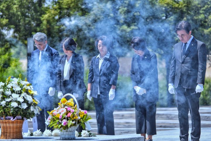 [수원=뉴시스] 13일 경남 김해시 봉하마을 고(故) 노무현 대통령 묘역 참배하는 추미애 경기도지사 당선인. (사진=추미애 당선인 제공) 2026.06.13. photo@newsis.com *재판매 및 DB 금지