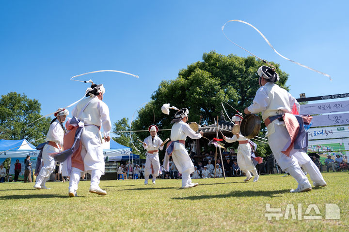 [증평=뉴시스] 13일 충북 증평민속체험박물관에서 열린 증평장뜰들노래축제에서 전통 공연이 열리고 있다. (사진= 증평군 제공) 2026.06.13. photo@newsis.com *재판매 및 DB 금지