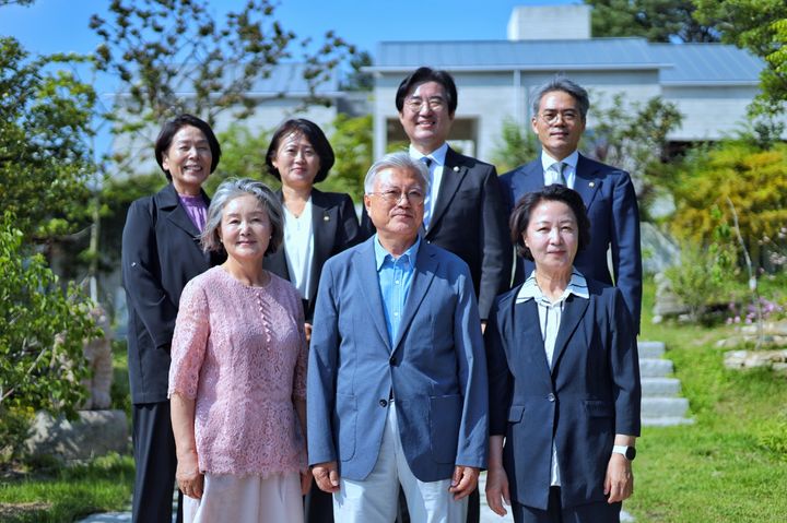 [수원=뉴시스] 추미애 경기도지사 당선인이 13일 경남 양산시 평산마을에서 문재인 전 대통령을 예방한 뒤 기념사진을 찍고 있다. (사진=추미애 당선인 제공)2026.06.13. photo@newsis.com *재판매 및 DB 금지