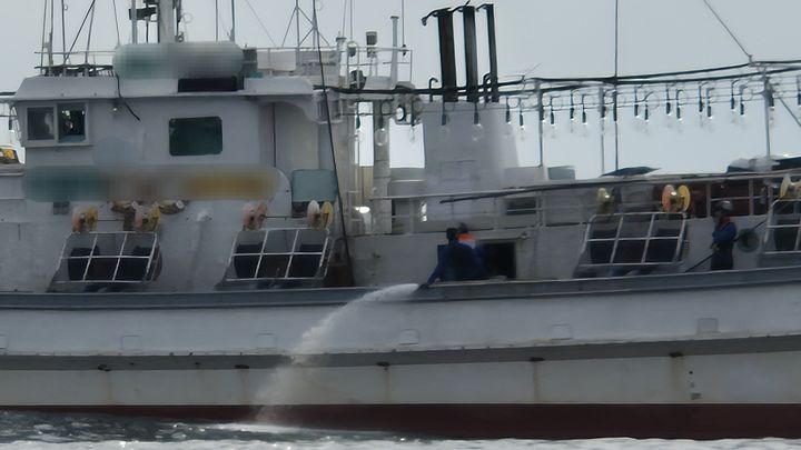 [제주=뉴시스] 13일 오후 제주도 한림읍 비양도 남쪽 해상에서 좌초된 채낚기어선 A호(71t·승선원 8명)에서 제주해경이 배수작업을 진행하고 있다. (사진=제주해양경찰서 제공) 2026.06.13. photo@newsis.com *재판매 및 DB 금지