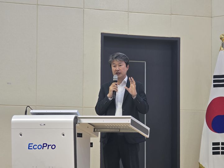 [포항=뉴시스] 송호준 에코프로 대표가 지난 11일 경북 포항 에코프로 포항캠퍼스에서 M.AX 프로젝트와 관련해 발언하고 있다. (사진=공동취재단) photo@newsis.com *재판매 및 DB 금지