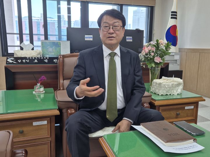 [대전=뉴시스] 유순상 기자 =대전동부교육지원청에 마련된 인수위원회 사무실에서 뉴시스와 인터뷰를 하는 오석진 대전시교육감 당선인. 2026.06.12. ssyoo@newsis.com. *재판매 및 DB 금지