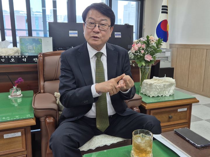 [대전=뉴시스] 유순상 기자 =대전동부교육지원청에 마련된 인수위원회 사무실에서 뉴시스와 인터뷰를 하는 오석진 대전시교육감 당선인. 2026.06.12. ssyoo@newsis.com. *재판매 및 DB 금지