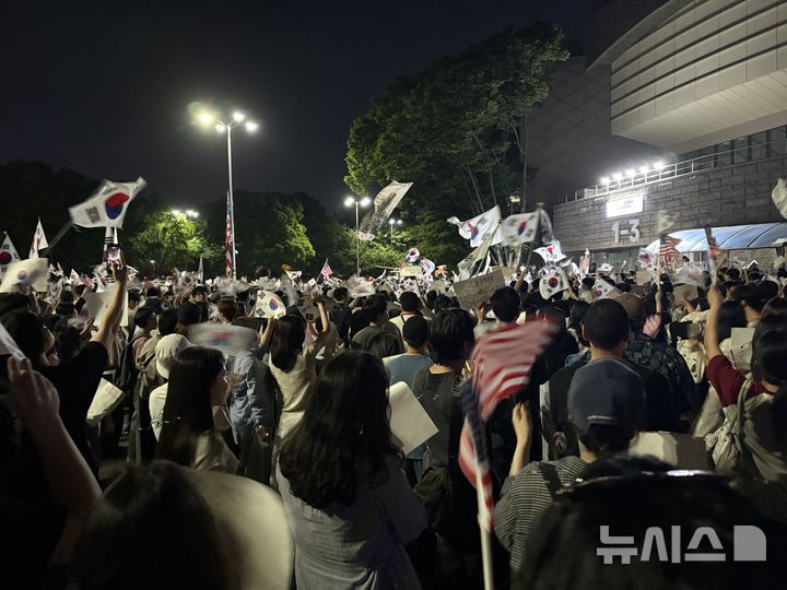 [서울=뉴시스] 신유림 기자 = 13일 오후 서울 송파구 올림픽공원 핸드볼경기장 일대에서 6·3 지방선거 투표용지 부족 사태를 규탄하는 시위 참가자들이 태극기와 성조기를 든 채 집회를 이어가고 있다. 2026.06.13. spicy@newsis.com