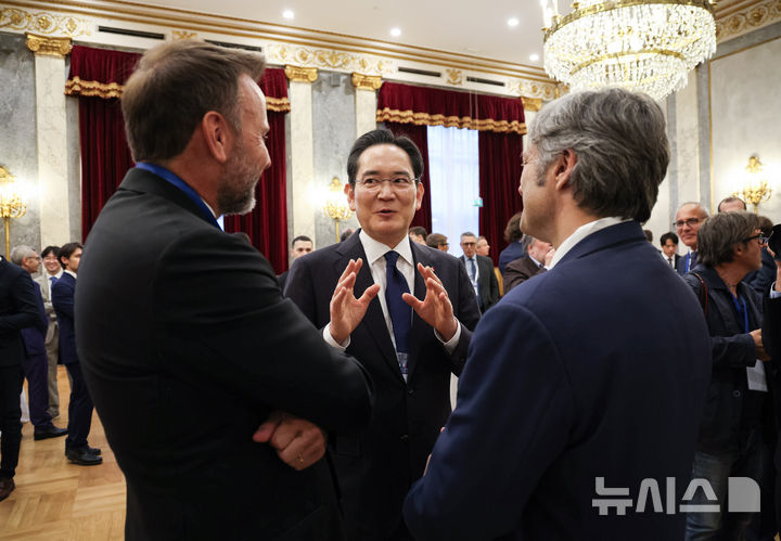 [로마=뉴시스] 최동준 기자 = 이재용 삼성전자 회장이 12일(현지 시간) 로마 한 호텔에서 열린 한-이탈리아 비즈니스 라운드 테이블에서 참석자들과 대화를 하고 있다. 2026.06.13. photocdj@newsis.com